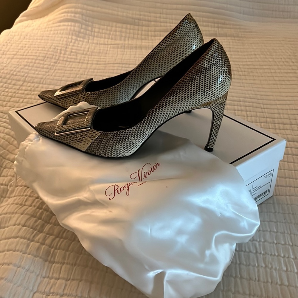 Roger Vivier pump